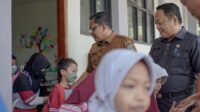 Kepala Dinas Pendidikan Kabupaten Bekasi, Imam Faturahman dan Kepala Dinas Cipta Karya dan Tata Ruang Kabupaten Bekasi, Benny Sugiarto Prawiro saat mengunjungi sekolah yang baru dibangun/RubrikBekasi