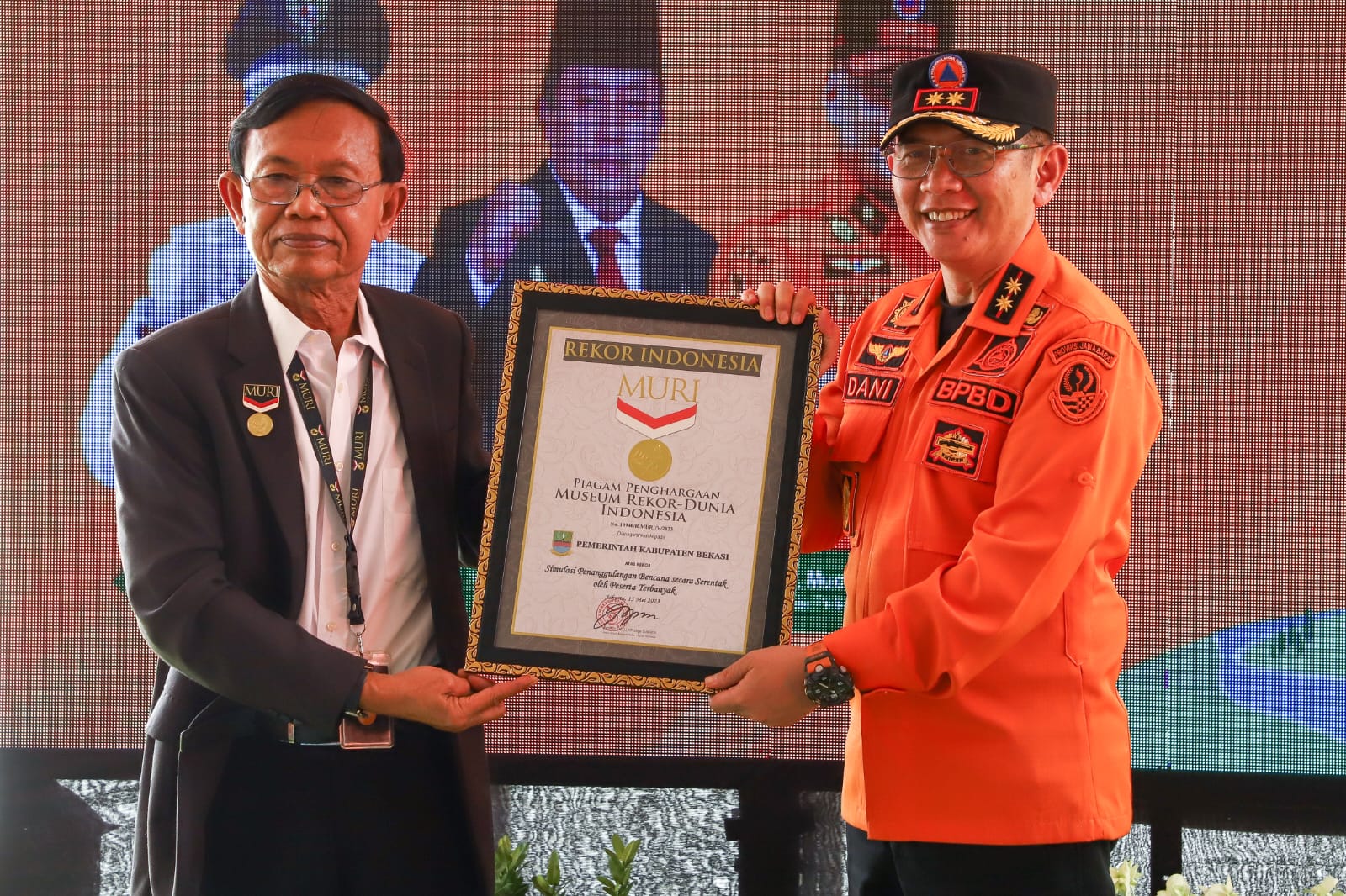 Pemerintah Kabupaten Bekasi berhasil memecahkan Rekor MURI dalam simulasi penanggulangan bencana yang diikuti sebanyak 23.000 peserta/Rubrik Bekasi